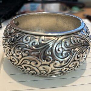 Beautiful silver tone clamper bracelet. Great weight.